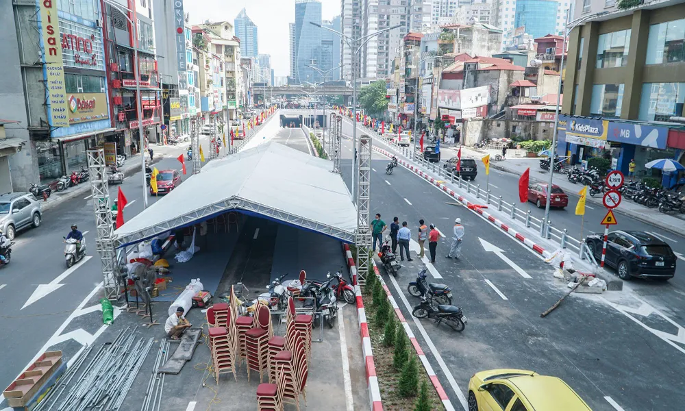 Theo ghi nhận vào sáng 4-10, các hạng mục cuối cùng của dự án hầm chui Lê Văn Lương đang được gấp rút hoàn thiện. Các công tác chuẩn bị cho buổi lễ thông xe cũng được tiến hành.