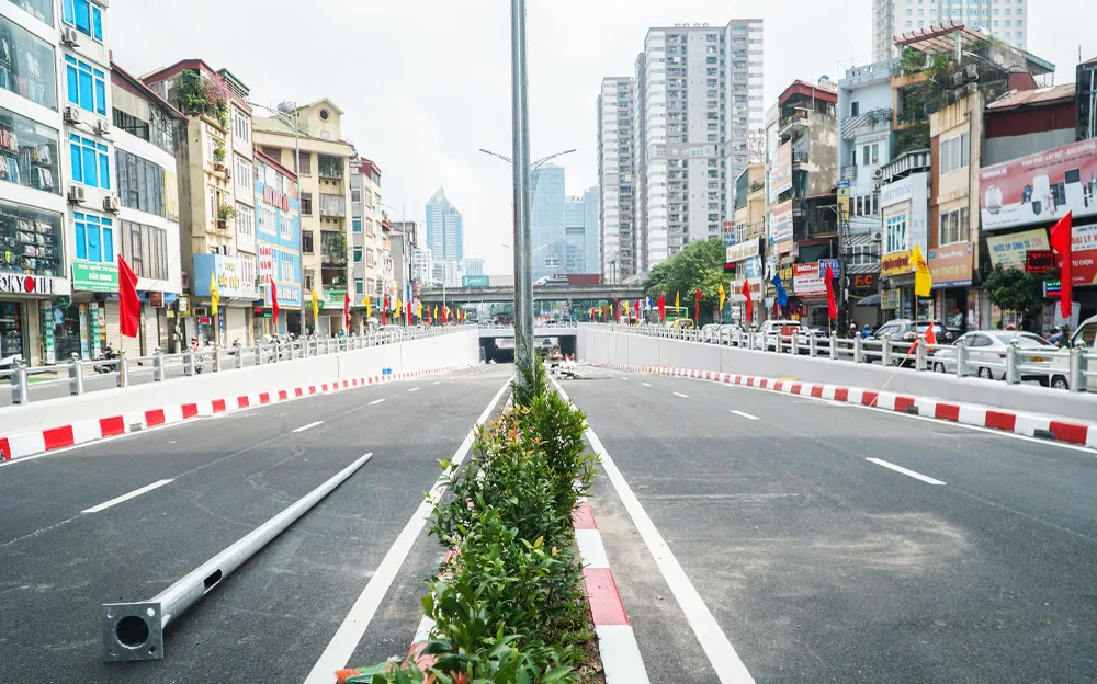 Mặt đường đã được thảm nhựa và kẻ vạch phân cách, hệ thống đèn chiếu sáng, cây xanh cảnh quan cũng đã hoàn thành.