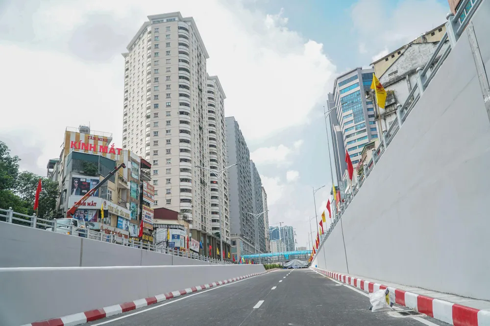 Hầm chui tại nút giao Lê Văn Lương - vành đai 3 là dự án giao thông trọng điểm được khởi công từ tháng 10-2020, hầm dài 475 m.