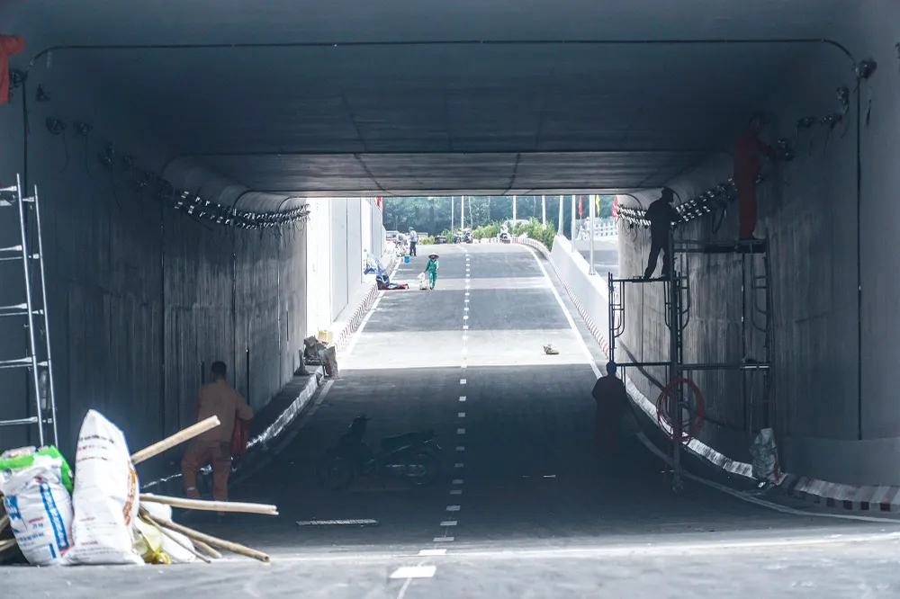 Trong đó, phần hầm kín dài 95 m, hầm hở và gờ chắn dẫn vào hầm kín dài 380 m với 4 làn xe.