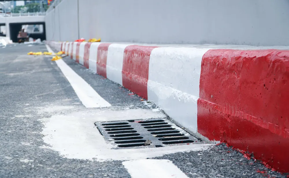 Hệ thống thoát cống thoát nước, sơn phản quang được bố trí dọc theo lối vào của hầm chui Lê Văn Lương.