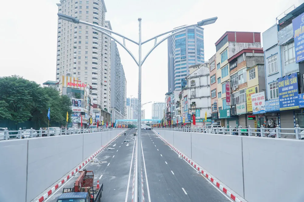 Đại diện Ban Quản lý dự án đầu tư xây dựng công trình giao thông Hà Nội cho biết hầm chui Lê Văn Lương sẽ được thông xe sáng 5-10.