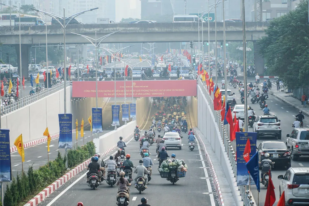 Sau lễ thông xe, các phương tiện lương thông vào trong hầm chui (hướng vào nội thành) khá đông. Hầm chui này với mong muốn giảm thiểu ùn tắc tại nút giao thông Lê Văn Lương - Vành đai 3. Sau lễ thông xe, các phương tiện lương thông vào trong hầm chui (hướng vào nội thành) khá đông. Hầm chui này với mong muốn giảm thiểu ùn tắc tại nút giao thông Lê Văn Lương - Vành đai 3.