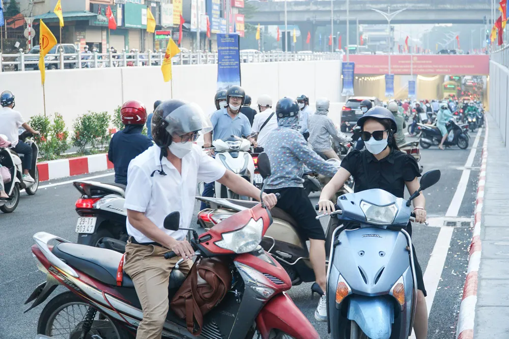 Dù vậy, càng đến giờ cao điểm, tình hình giao thông có phần ùn ứ cục bộ theo lối đi cầu chui, nhiều người phải quay đầu xe. Dù vậy, càng đến giờ cao điểm, tình hình giao thông có phần ùn ứ cục bộ theo lối đi cầu chui, nhiều người phải quay đầu xe.