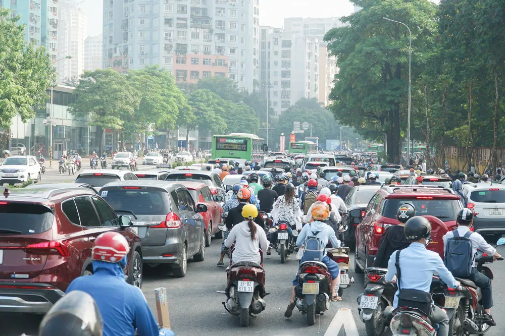 Tại đoạn giao giữa hầm chui và phần đường Lê Văn Lương bên trên, giao thông càng ùn tắc nặng. Tại đoạn giao giữa hầm chui và phần đường Lê Văn Lương bên trên, giao thông càng ùn tắc nặng.