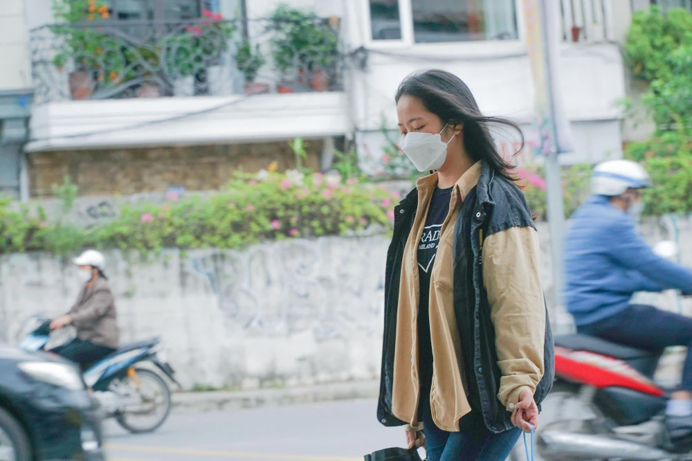 Sau cơn mưa nhỏ kèm gió giật nửa đêm, đến rạng nay, 10-10, Hà Nội trở lạnh 19 độ C.