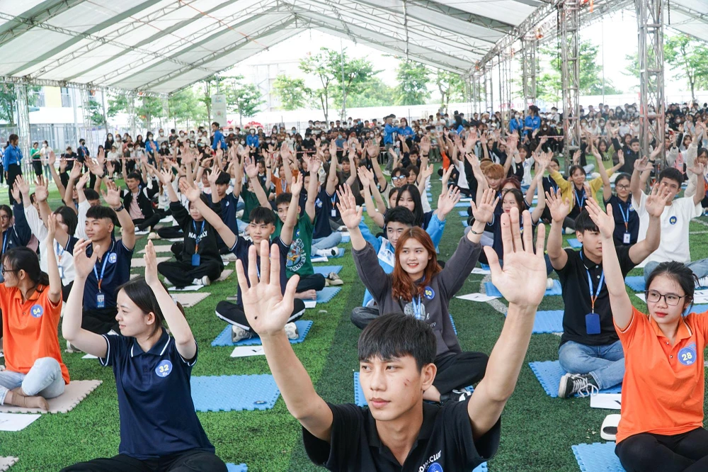 350 thí sinh cùng hàng ngàn khán giả rất hào hứng trước bước vào cuộc thi,
