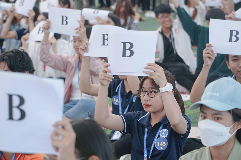 Với hình thức trắc nghiệm, thí sinh sẽ phải giơ cao đáp án lựa chọn của mình.