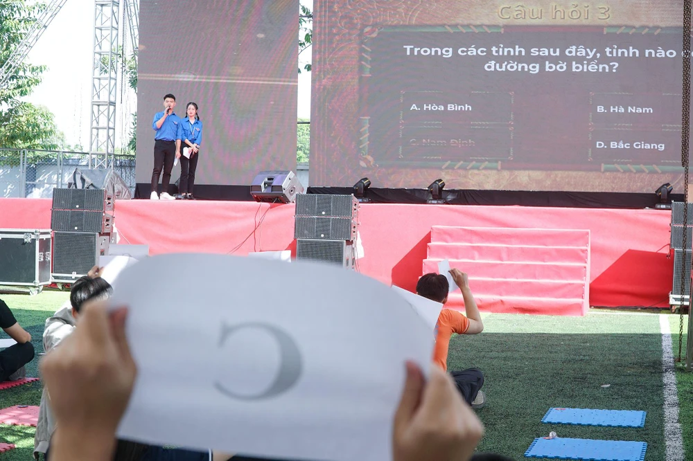 Thí trả lời sai sẽ phải bước ra vị trí phía ngoài, nhường lại chặng đường chinh phục cho các thí sinh còn lại.