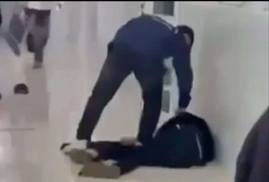 Hình ảnh nam sinh bị đánh gục ngay trong trường. Ảnh cắt từ clip Hình ảnh nam sinh bị đánh gục ngay trong trường. Ảnh cắt từ clip