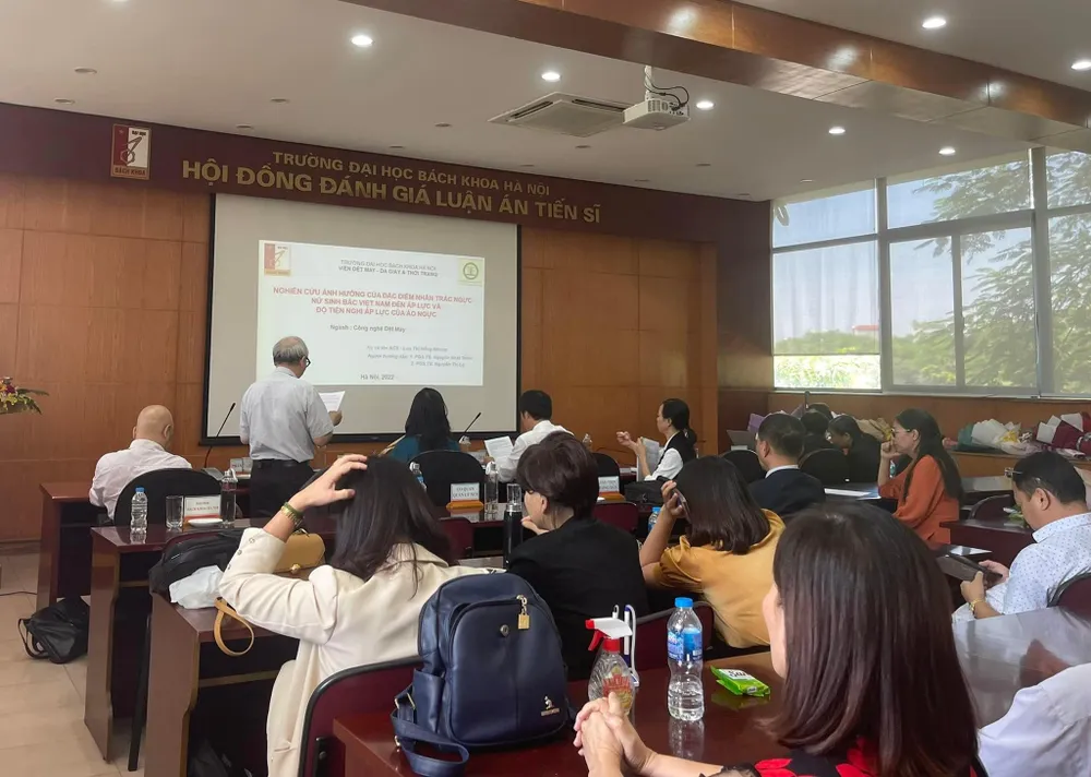 Toàn cảnh buổi bảo vệ luận án tiến sĩ của nghiên cứu sinh Lưu Thị Hồng Nhung. Ảnh CTV