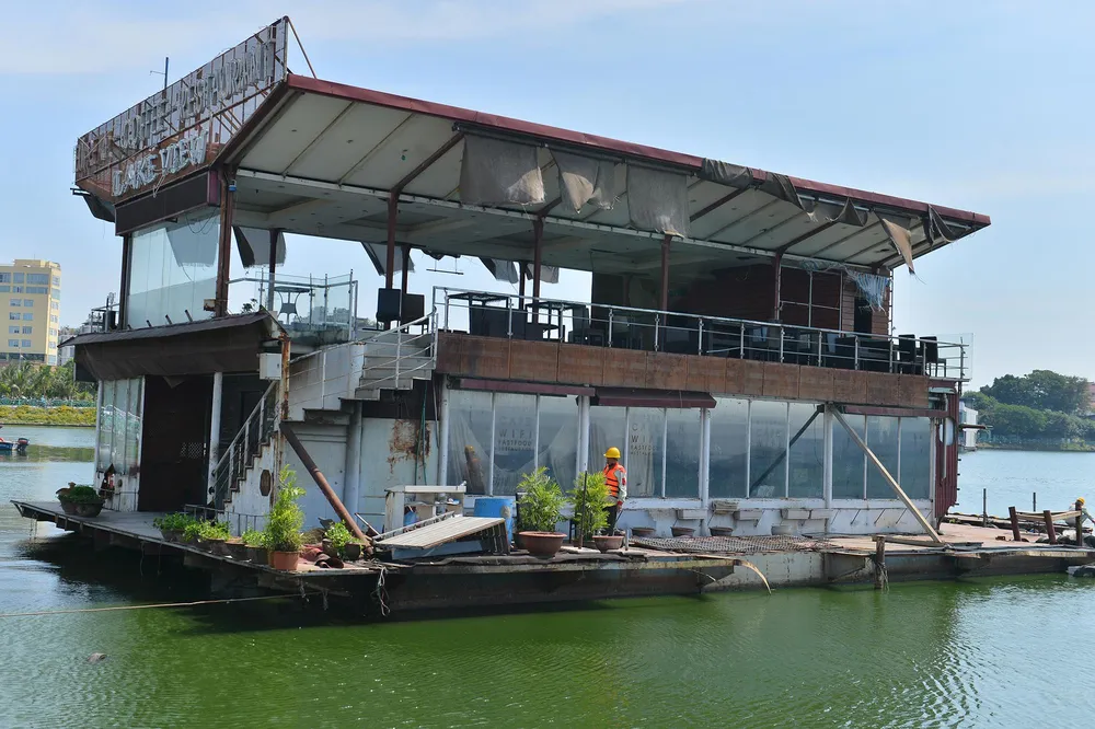 Theo cơ quan chức năng, trên mặt nước hồ tự nhiên lớn nhất nội thành Hà Nội còn 5 du thuyền hoen rỉ theo thời gian. Việc tháo dỡ những nhà hàng nổi một thời này đã được chính quyền quận Tây Hồ lên kế hoạch. Theo cơ quan chức năng, trên mặt nước hồ tự nhiên lớn nhất nội thành Hà Nội còn 5 du thuyền hoen rỉ theo thời gian. Việc tháo dỡ những nhà hàng nổi một thời này đã được chính quyền quận Tây Hồ lên kế hoạch.