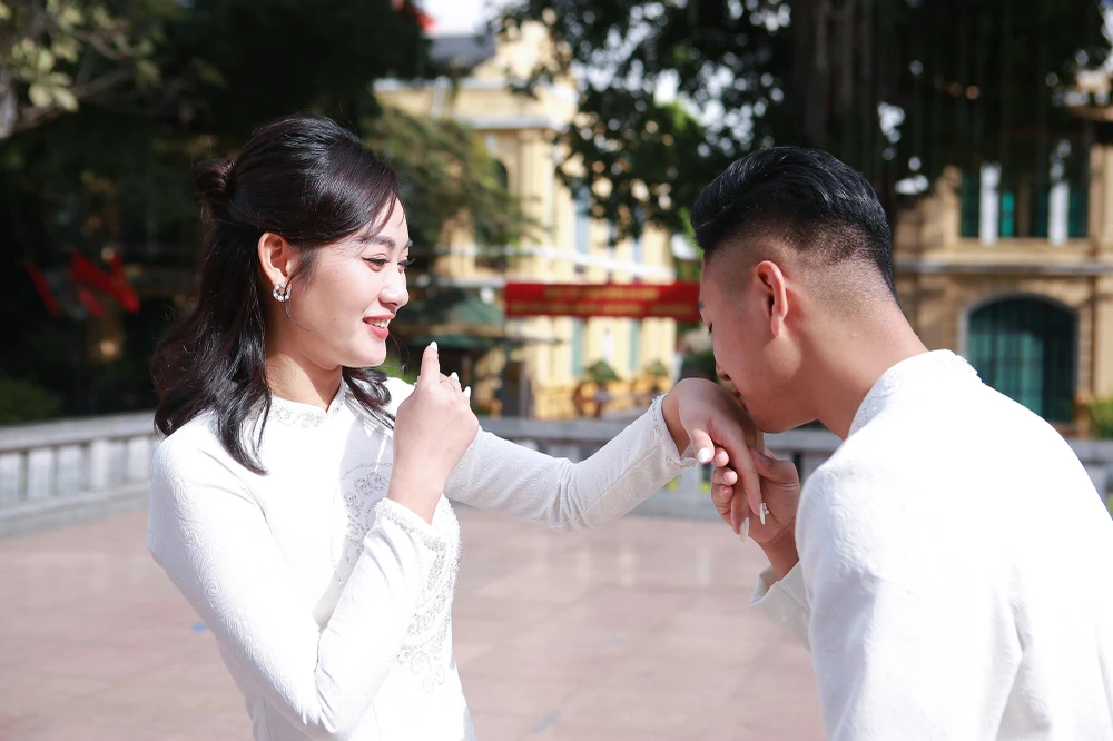 Đám cưới tập thể theo nếp sống mới là một trong những cách làm tiêu biểu của tuổi trẻ Thủ đô trong thực hiện việc cưới văn minh, góp phần xây dựng người Hà Nội thanh lịch, văn minh.