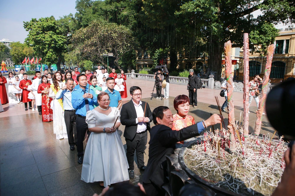 Sáng 15-10, 18 cặp đôi cưới theo nếp sống mới của TP Hà Nội thực hiện nghi lễ dâng hương, dâng cặp bánh cốm-phu thê “Bảo vật tinh hoa làng nghề Việt Nam” tại Tượng đài Vua Lý Thái Tổ và Đền Bà Kiệu.