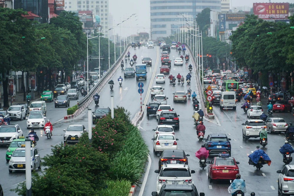 Ghi nhận vào sáng ngày 20-10, thời tiết Hà Nội liên tục có những cơn mưa, gió lạnh.