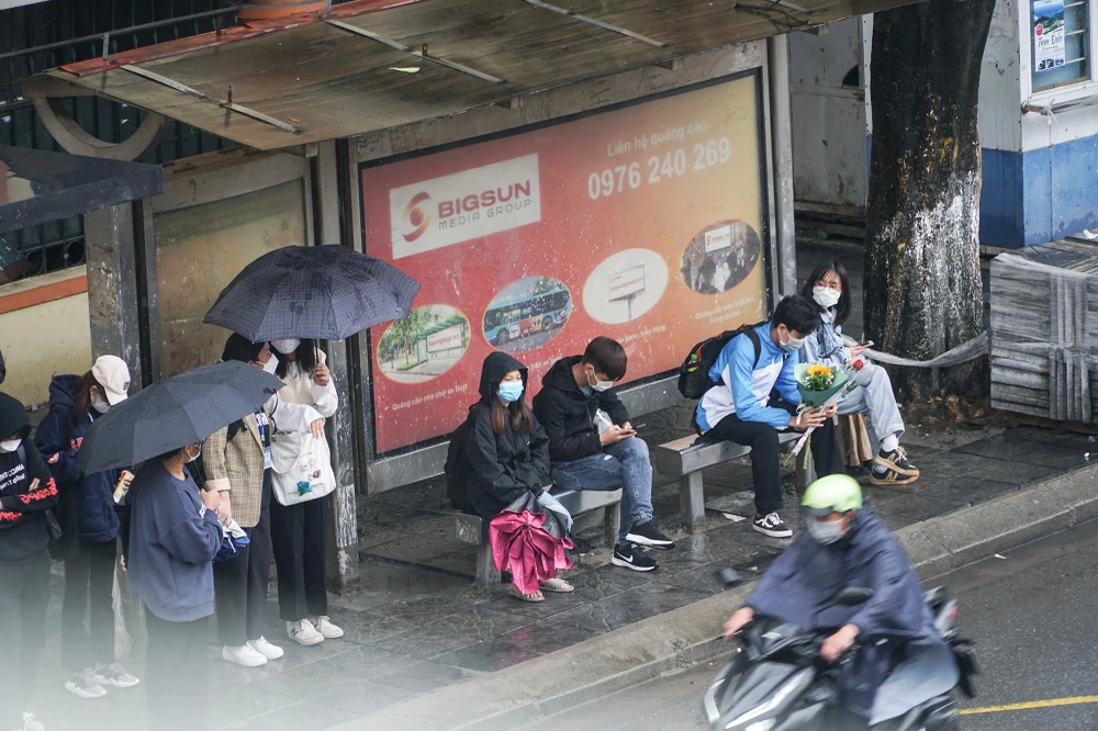 Trung tâm Dự báo Khí tượng Thủy văn Quốc gia cho biết, hôm nay Hà Nội nhiều mây, có mưa vừa, mưa to và dông. Gió bắc cấp 2-3, trời rét. Nhiệt độ thấp nhất từ 16-18 độ; nhiệt độ cao nhất từ 21-23 độ C.