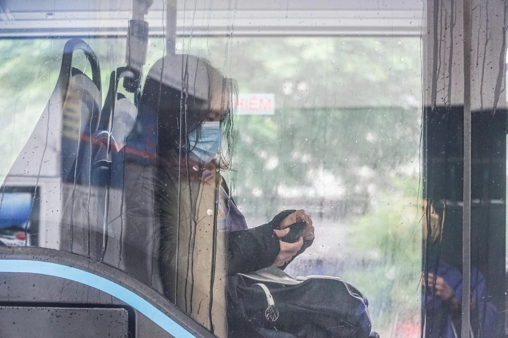 Nhiệt độ lạnh khiến lớp kính của một chiếc xe buýt sinh ra hiện tượng ngưng tụ hơi nước.