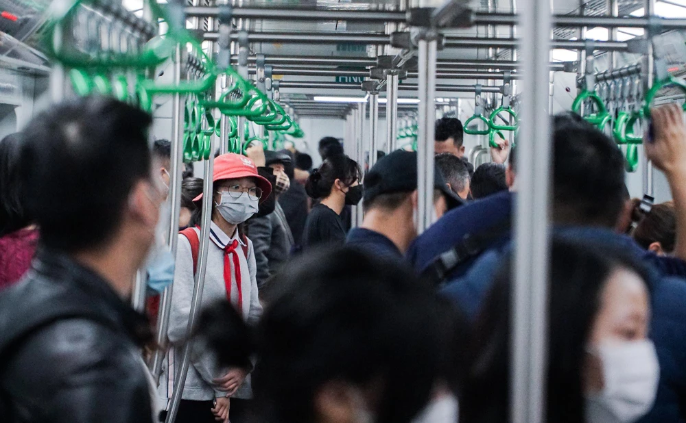 Metro Hà Nội - đơn vị quản lý, vận hành tuyến Cát Linh - Hà Đông, tuyến đường sắt đầu đô thị đầu tiên của cả nước, cho biết, đến lúc này, lượng khách đi lại hàng ngày đã lên mức 32.000 lượt người, với khoảng 70% là người đi học, đi làm thường xuyên mua vé tháng. So với tháng 9, đầu tháng 10, lượng khách đi lại tăng 10%.
