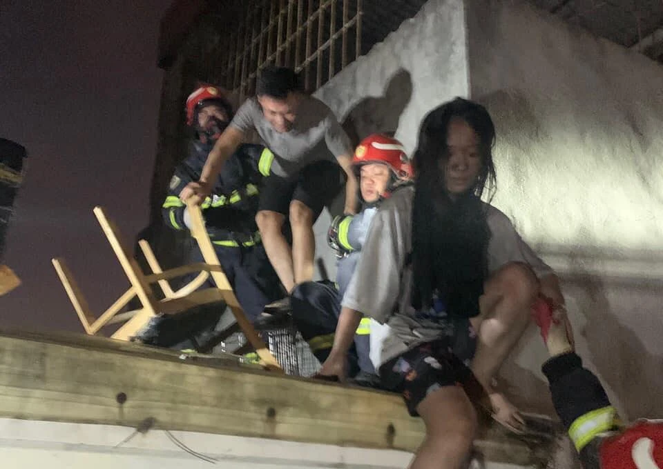 Hình ảnh lực lượng chức năng giải cứu các nạn nhân trong vụ cháy. Ảnh CTV