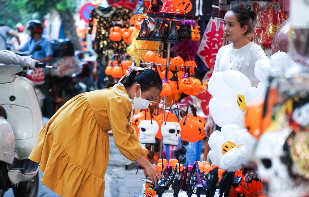 Từ "Halloween" bắt nguồn từ nhà thờ Thiên chúa giáo, là dấu vết còn lại của lễ hội All Hallow Eve (lễ thánh). Ngày 1-11 là ngày lễ của người Thiên chúa bày tỏ lòng thành trước thánh thần.