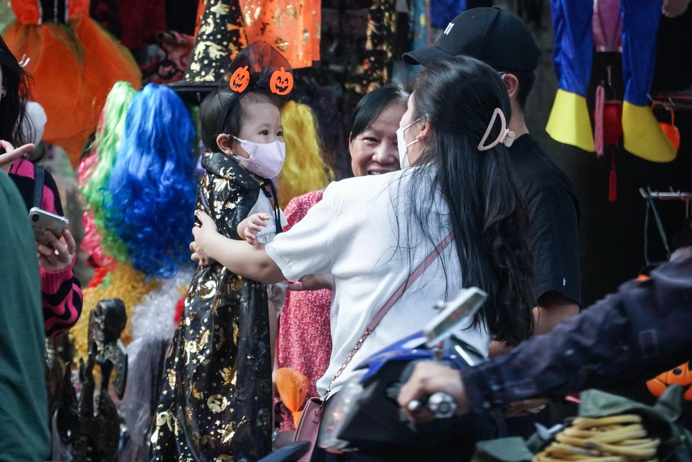 Khách hàng nhí đã bắt đầu được cha mẹ đưa đến khu phố nổi tiếng về các loại đồ chơi này để lựa chọn những bộ trang phục hóa trang.