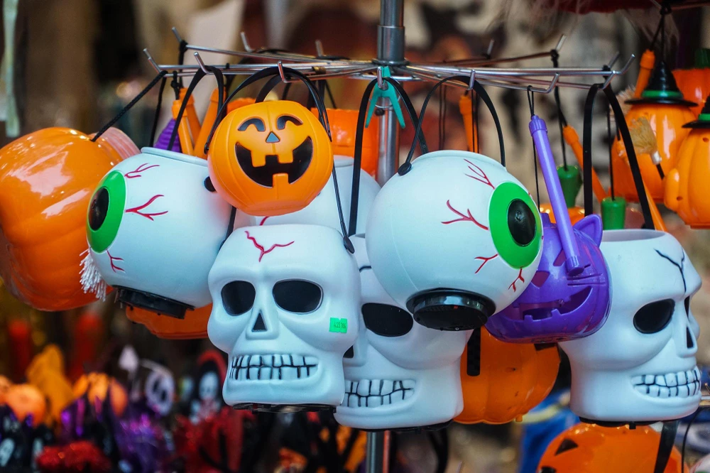 Những mặt hàng như mặt nạ ma quỷ, nón phù thủy, tóc giả, bí ngô... đem tới một không gian nhiều màu sắc và ma quái đúng với tinh thần trong ngày lễ hội hóa trang.