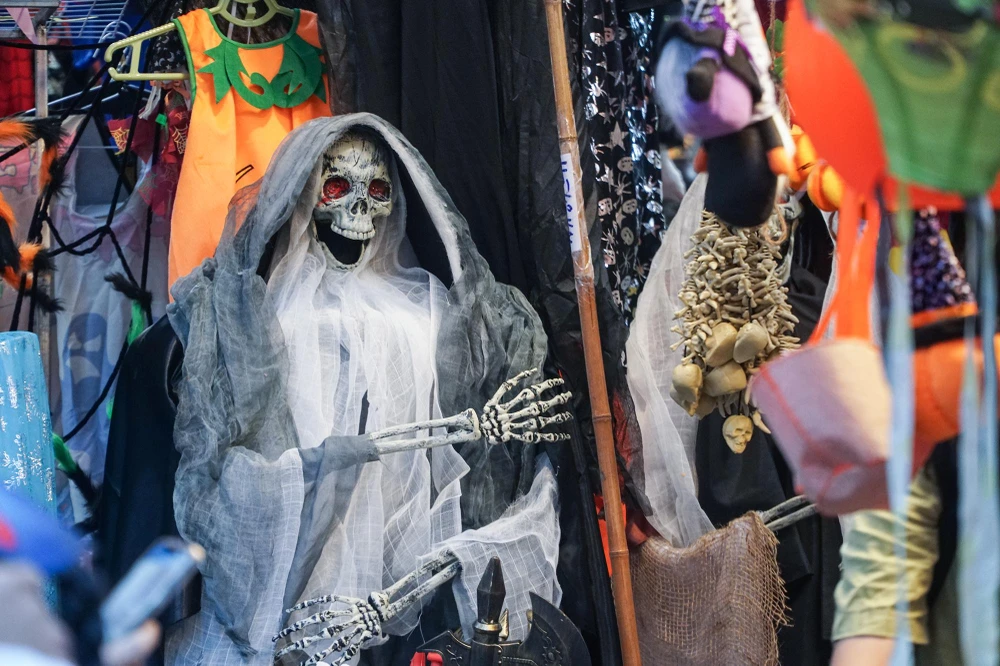 Nhưng vào thế kỷ thứ 5 trước Công nguyên, ở xứ Celtic (Ireland) mùa màng kết thúc vào ngày 31-10 và ngày hội Halloween được gọi là ngày lễ Samhain (gieo trồng). Ngày này cũng chính thức bắt đầu một năm mới của người Celtic. Hiện nay, lễ Halloween đã trở nên khá phổ biến tại Việt Nam.