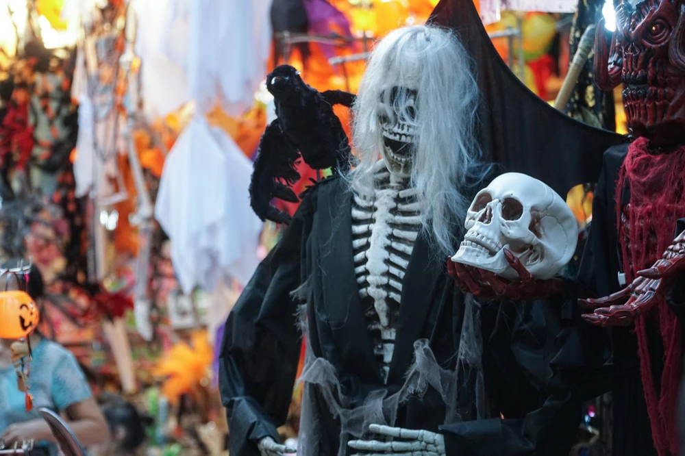 Năm nay, các loại đồ chơi, trang phục Hallowen có màu sắc đa dạng, chủng loại kiểu dáng hết sức phong phú.