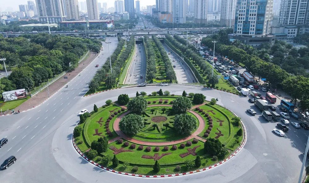 Hầm chui Trung Hòa được thông xe năm 2016, đây là một trong những nút giao thông đa tầng hiện đại bậc nhất Thủ đô. Từ nút giao thông này, người dân có thể theo đại lộ Thăng Long tới núi thiêng Ba Vì nằm sát sông Đà, trên địa phận tỉnh Hà Tây cũ, hoặc đi các tỉnh Hòa Bình và các tỉnh Tây Bắc theo quốc lộ 6. Ngoài ra, đây là trục đi các tỉnh Đông Bắc, theo các tuyến Hà Nội - Hải Phòng - Quảng Ninh, Hà Nội - Lạng Sơn...