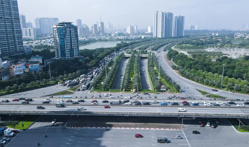Những ngày này, đi qua khu vực hầm chui Trung Hòa, đoạn nối đường Trần Duy Hưng - Đại lộ Thăng Long, TP Hà Nội, ai nấy đều cảm thấy thích thú khi vách đường hầm được bao phủ bởi những hàng cây dây leo xanh mướt.