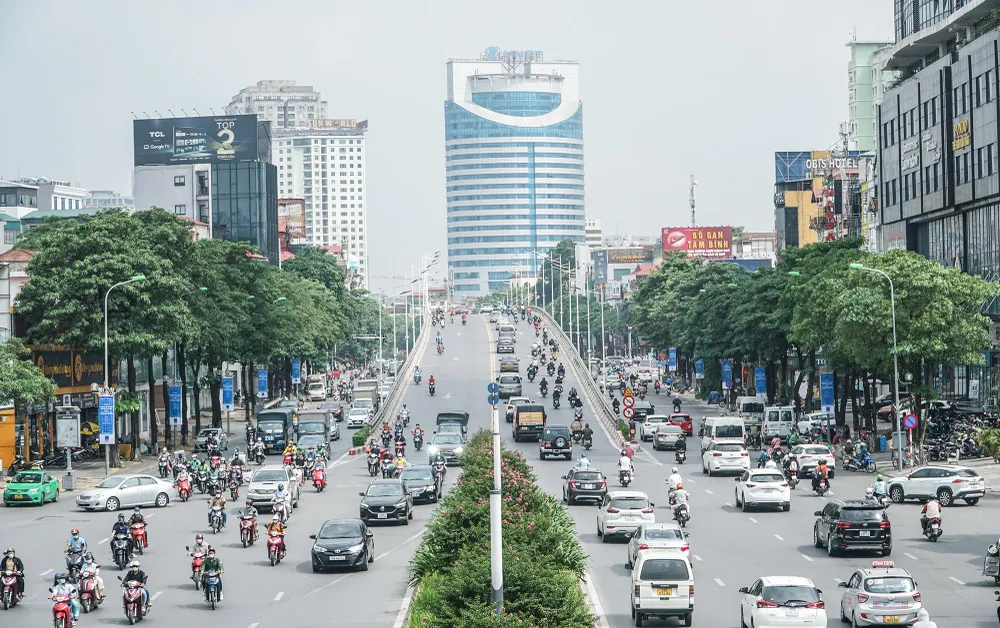 Không chỉ có đường Nguyễn Chí Thanh, những con phố khác như: Trần Duy Hưng, Mễ Trì, Lê Quang Đạo, Trần Đăng Ninh cũng xuất hiện dày đặc... loài cây này.