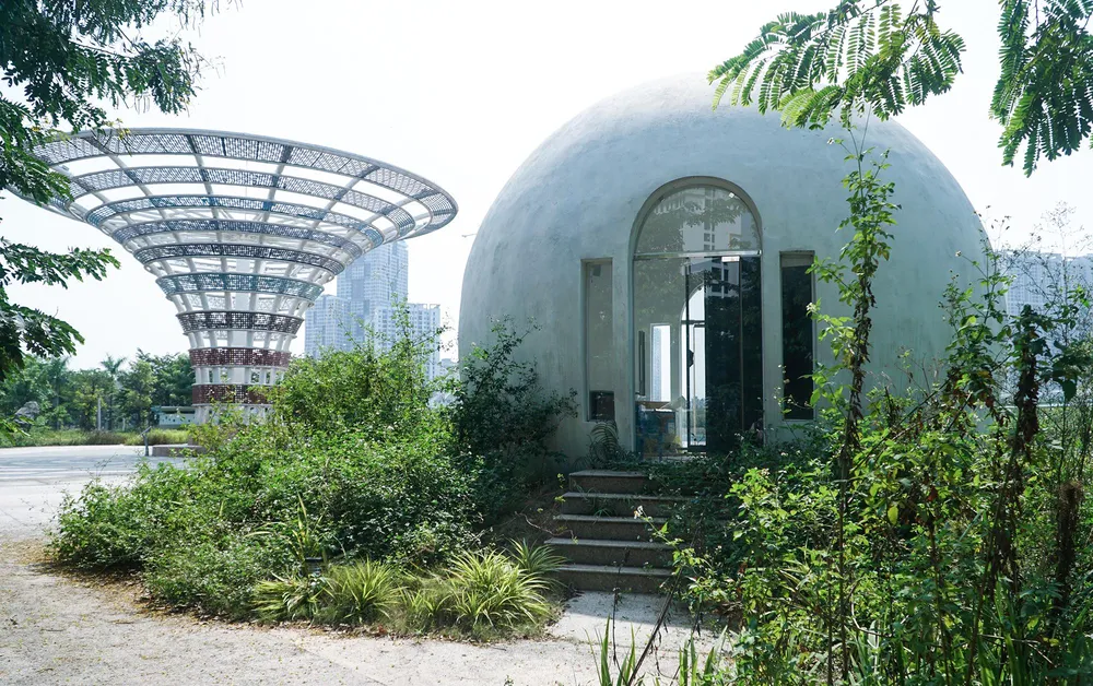 Một số hạng mục bắt đầu có dấu hiệu xuống cấp, cỏ dại mọc quanh. Một số hạng mục bắt đầu có dấu hiệu xuống cấp, cỏ dại mọc quanh.