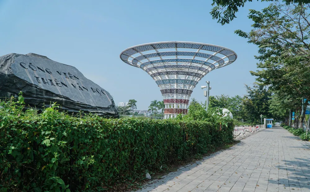 Công viên Thiên văn học được khởi công xây dựng từ năm 2017, nằm trong Khu đô thị mới Dương Nội (Hà Đông - Hà Nội) với tổng diện tích lên tới 12ha, tổng vốn đầu tư khoảng 260 tỷ đồng. Năm 2020, công trình cơ bản hoàn thành nhưng đến nay vẫn chưa một lần mở cửa. Công viên Thiên văn học được khởi công xây dựng từ năm 2017, nằm trong Khu đô thị mới Dương Nội (Hà Đông - Hà Nội) với tổng diện tích lên tới 12ha, tổng vốn đầu tư khoảng 260 tỷ đồng. Năm 2020, công trình cơ bản hoàn thành nhưng đến nay vẫn chưa một lần mở cửa.