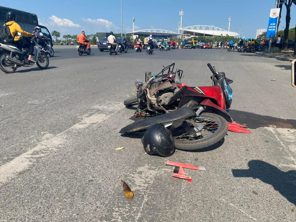 Chiếc xe máy cũng bị hư hỏng nặng sau vụ tai nạn. Ảnh CTV
