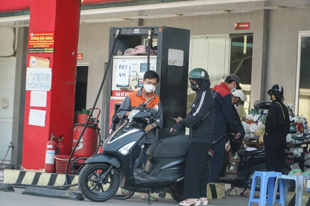 Nguyên nhân có phần do đã lác đác xuất hiện một số cây xăng treo thông báo hết hàng. Trong ảnh là cây xăng trên đường Võ Chí Công, dán thông báo biển hết cả dầu và xăng RON95. Như vậy khách có nhu cầu chỉ có thể đổ xăng E5.