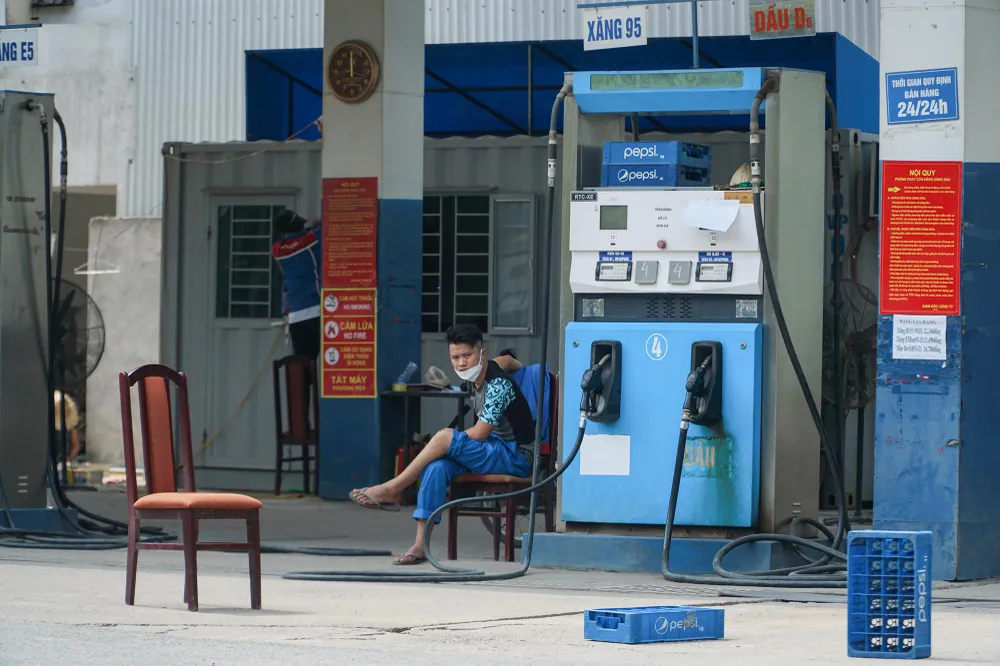 Kỳ điều hành giá xăng, dầu là vào các ngày 1, 11, 21 hằng tháng. Tại kỳ điều hành trước, hôm 21/10, liên Bộ Công Thương - Tài chính đã tăng giá xăng E5RON92 thêm 200 đồng/lít lên mức 21.490 đồng/lít; RON95 tăng 340 đồng/lít lên mức 22.340 đồng/lít; diesel tăng 600 đồng/lít lên 24.780 đồng/lít... Trong ảnh, một cây xăng ở Hà Nội lấy lý do hết hàng, đặt vật cản để người dân khỏi mất công đánh xe vào đổ nhiên liệu, trưa 31-10.