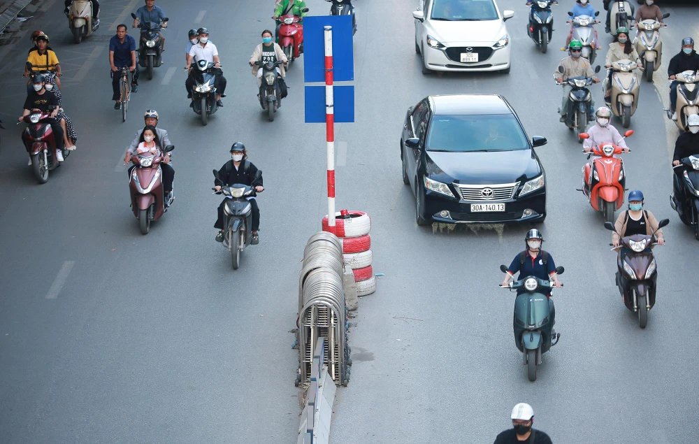 Các phương tiện xe máy thản nhiên đi vào làn đường dành cho ô tô.