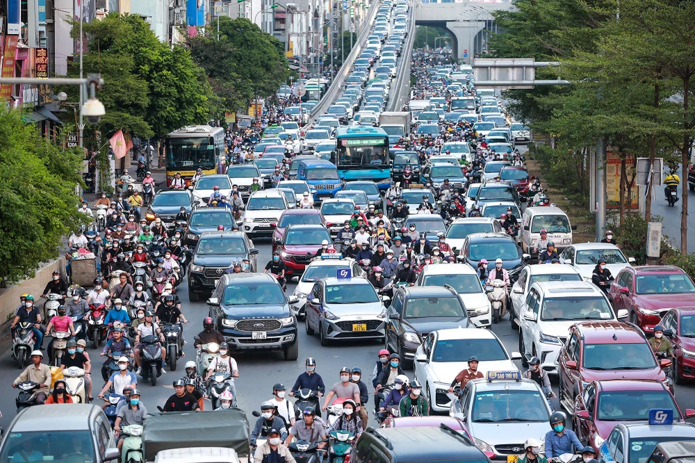 Tại nút giao thông Ngã Tư Sở, các giải pháp giao thông cũng đang được thí điểm nhưng tình trạng ùn ứ vẫn xảy ra.