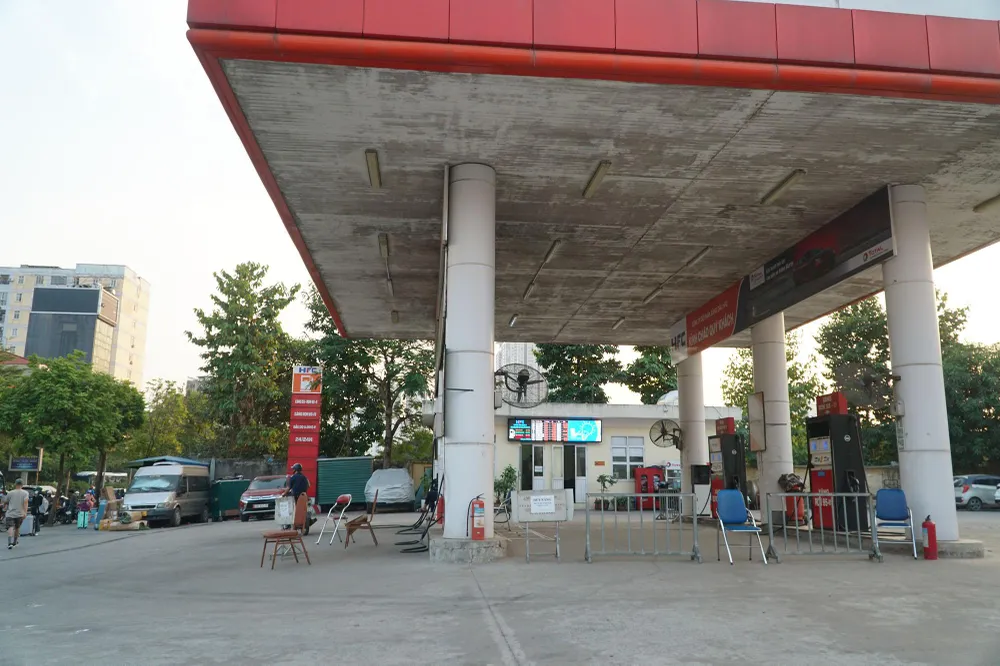 &quot;Hiện giờ nhập về đến đâu là hết tới đó, buổi sáng bán thì đến chiều hết, nên phải tạm ngưng bán hàng để chờ hàng về mới có thể tiếp tục bán&quot;- nhân viên ở cửa hàng này chia sẻ.