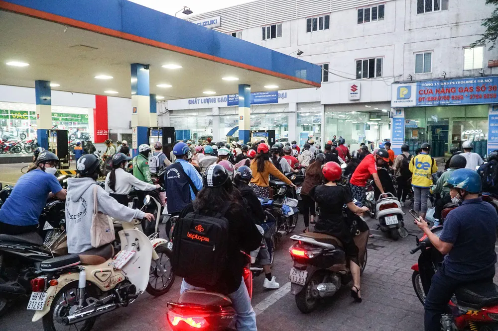 Trong khi đó, tại một cửa hàng trên đường Xuân Thủy, lượng người dân đến xếp hàng rất đông để chờ tới lượt mình đổ xăng.