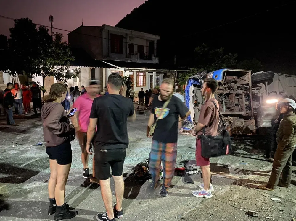 Xe khách bị lật chở nhiều người. Ảnh CTV Xe khách bị lật chở nhiều người. Ảnh CTV