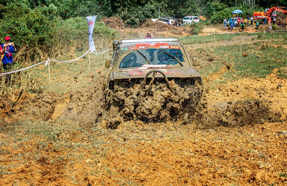Ở đường 13 mang tên &quot;Đầm lầy chết&quot; là một đường đua mới dành cho hai hạng Mở rộng và Nâng cao. Ở bài thi này các tay đua phải di chuyển từ trên đồi xuống một bãi đất bùn. Đầm lầy mang đến nhiều thử thách bất ngờ cho các đội. Đường thi không căng dây mà chỉ hạn chế những khu vực không được đi. Vì vậy, các tay đua thỏa sức sáng tạo tìm ra đường riêng cho đội của mình.