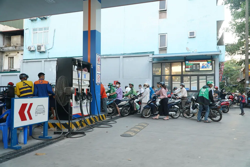 Cũng theo ghi nhận, trên địa bàn TP. Hà Nội hiện nay, tại một số cửa hàng xăng dầu vẫn xảy ra hiện tượng bán xăng kiểu &quot;chập chờn&quot;, có lúc phải tạm dừng hoạt động khi lượng người đến đổ xăng dầu nhiều.