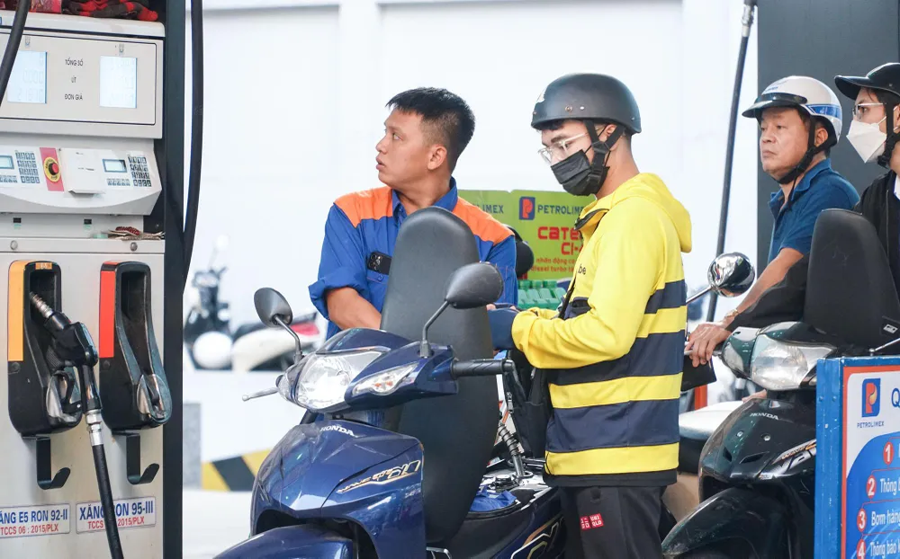 Người dân xếp hàng đổ xăng tại một cây xăng của Petrolimex trên địa bàn Hà Nội. Ảnh: PHI HÙNG