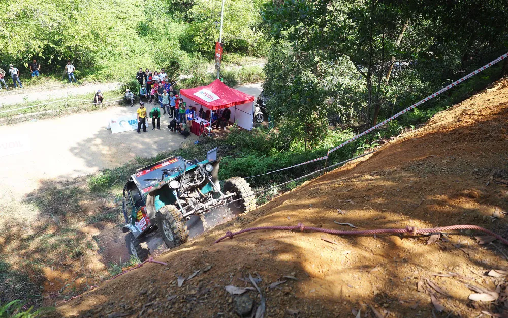 Trở lại đường đua &quot;Cheo leo vách núi&quot; là bài thi mới dành cho hạng Mở rộng. Ngay từ điểm xuất phát, các tay đua đã phải leo lên một vách đất cao chừng 10 mét, với độ dốc tương đối lớn.