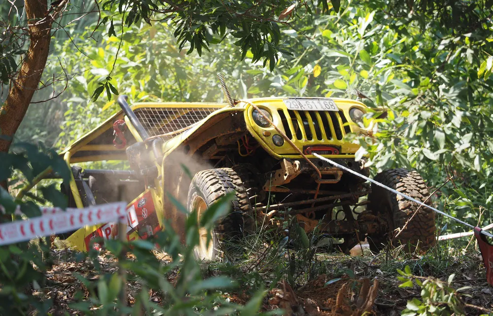 Xe sau đó sẽ di chuyển xuyên một cánh rừng và vượt qua một số địa hình hiểm trở trước khi quay trở lại đỉnh đồi.