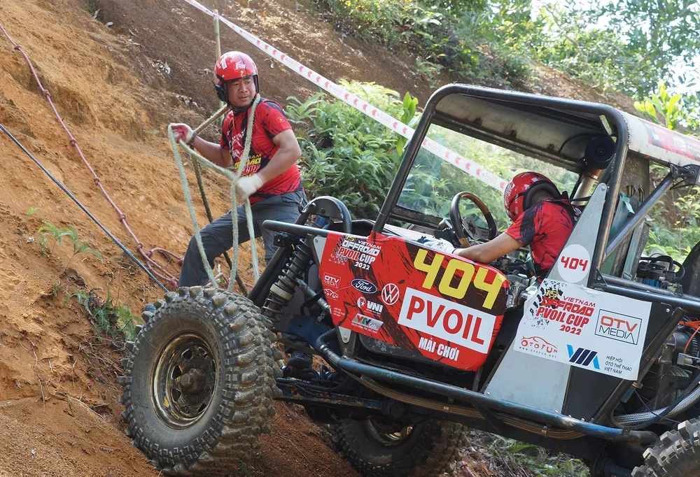 Để vượt qua bài này, lái phụ (thường được gọi là Chã) phải đu dây lên vách để tìm điểm neo tời. Xe thi đấu vượt dốc bằng tời, sau đó di chuyển xuyên một cánh rừng và vượt qua một số địa hình hiểm trở, trước khi quay trở lại đỉnh đồi.