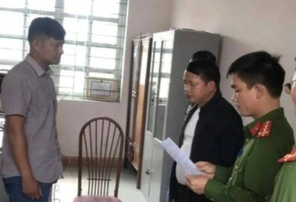 Công an khám xét nơi làm việc ông Nông Văn Hoành. Ảnh: CACC