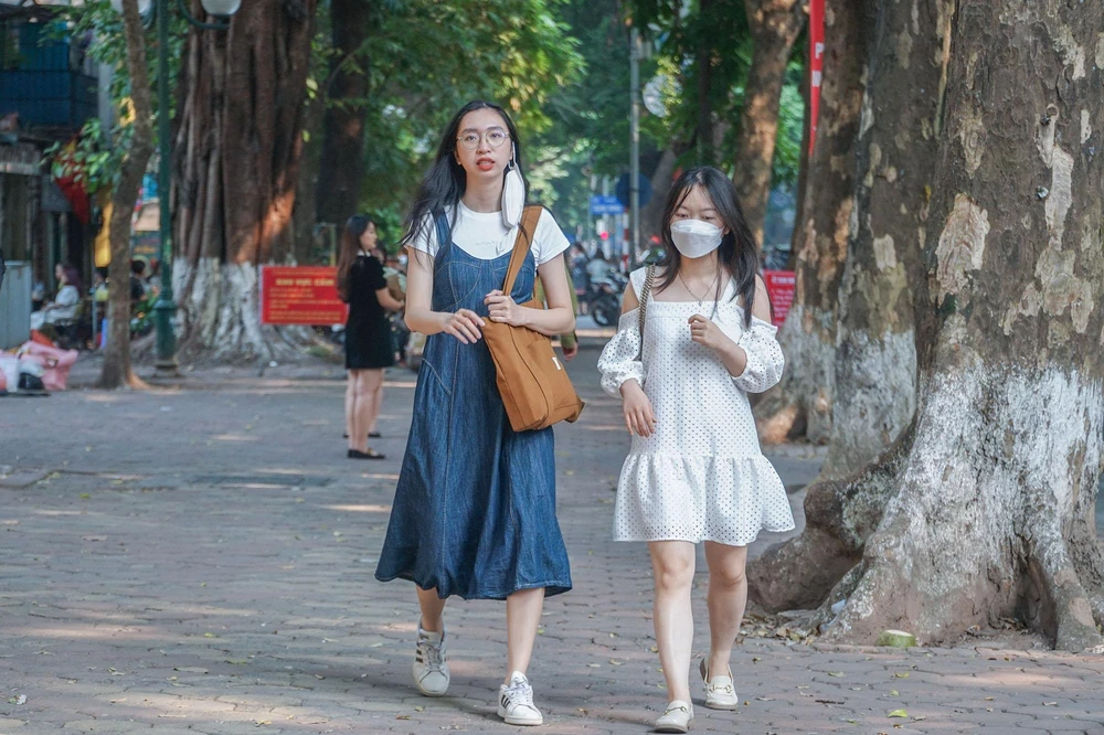 Khi vào thu là lúc phố Phan Đình Phùng đẹp rực rỡ với những luồng ánh sáng huyền ảo xuyên qua những tán cây hàng trăm năm tuổi.