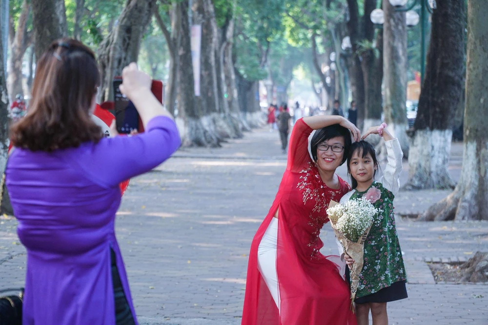 Từ người lớn, đến trẻ nhỏ đều mải mê lưu lại những bức ảnh tuyệt đẹp giữa tiết trời thu Hà Nội.